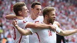 Jakub Błaszczykowski (D), da Polónia, festeja com os colegas após inaugurar o marcador no jogo com a Suíça, dos quartos-de-final do EURO 2016