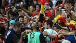 Eden Hazard celebra com os adeptos da Bélgica