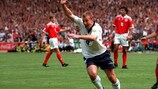 Alan Shearer comemora o golo à Suíça no jogo de abertura do EURO '96