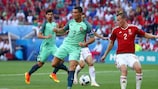 Криштиану Роналду забивает в ворота Венгрии