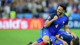Adil Rami et les Bleus célèbrent le but de Dimitri Payet qui a donné la victoire à la France