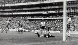 Джанни Ривера поражает ворота Зеппа Майера в дополнительное время полуфинала ЧМ-1970