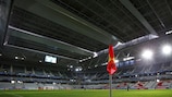 Das Spielfeld im Stade Pierre Mauroy ist auf Grund des schlechten Wetters stark in Mitleidenschaft gezogen worden