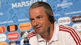 Ungarn-Trainer Bernd Storck auf der Pressekonferenz