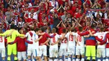 Los jugadores de la República Checa conversan con sus aficionados después de empatar 2-2 ante Croacia