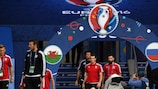 Gareth Bale e Joe Ledley (País de Gales), resistem à chuva no Stade de Toulouse, no treino de adaptação ao relvado