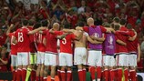 Игроки Уэльса празднуют победу над Россией и выход с первого места из группы В