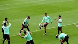 Cristiano Ronaldo controla a bola durante um treino de preparação de Portugal para o jogo com a Islândia