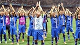 Il giocatori dell'Islanda mentre festeggiano lo storico trionfo contro l'Inghilterra
