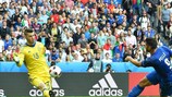 Graziano Pellè finishes off the counterattack that put Italy 2-0 up against Spain