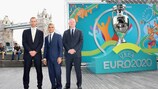 Aleksander Čeferin, Sadiq Khan e Greg Clarke no anúncio da identidade visual do UEFA EURO 2020