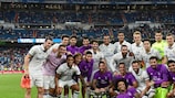 O Real Madrid festeja a vitória no Troféu Santiago Bernabéu