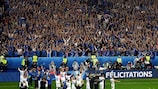 La selección de Islandia saluda a sus aficionados en la UEFA EURO 2016