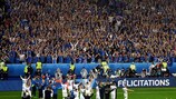 Il saluto dei giocatori dell'Islanda ai propri tifosi a UEFA EURO 2016