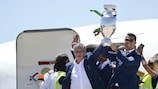 Fernando Santos e Cristiano Ronaldo scendono dall'aereo con il trofeo