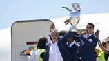 Фернанду Сантуш и Криштиану Роналду выходят из самолета с трофеем Анри Делонэ