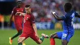 O português Raphael Guerreiro em acção frente ao francês Moussa Sissoko, durante a final do EURO 2016