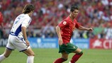 Giourkas Seitaridis, da Grécia, e Cristiano Ronaldo, de Portugal, em acção durante a final do EURO 2004