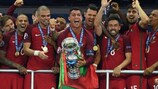 Сборная Португалии празднует победу на ЕВРО