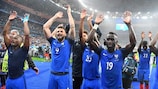 Игроки сборной Франции празднуют победу над исландцами