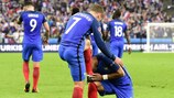 Димитри Пайе целует бутсу Антуана Гризманна в матче с Исландией
