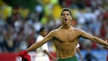 Cristiano Ronaldo comemora depois de marcar na meia-final de 2004