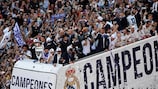 Les joueurs du Real Madrid fêtent leur troisième triomphe en Champions League consécutif