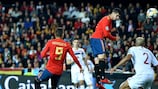 Álvaro Morata remata una de las muchas ocasiones de España durante el partido