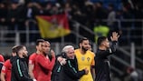 Os jogadores de Portugal festejam o apuramento para a Fase Final após o empate 0-0 em Itália
