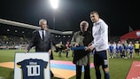 Edin Džeko recebe o prémio da UEFA antes de cumprir o seu 100º jogo, este sábado