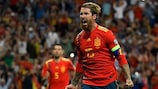 Sergio Ramos comemora depois de marcar por Espanha no estádio do seu clube