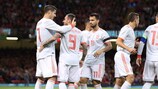 Los jugadores de España celebran un gol de Alcácer