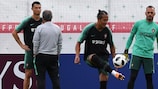 Fernando Santos conversa com Ronaldo durante o derradeiro apronto de Portugal antes do embate com o Irao