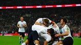 Los jugadores de Inglaterra celebran el 1-0 de Wayne Rooney