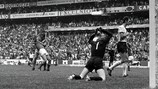 Sepp Maier wird von Gianni Rivera im WM-Halbfinale 1970 überwunden