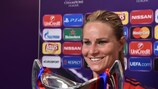 Amandine Henry zeigt den Pokal für den Gewinn der UEFA Women's Champions League