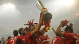 Os jogadores do Sevilha comemoram a conquista da Taça UEFA