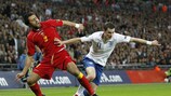 Marko Baša en action pour le Montenegro face à l'Angleterre d'Adam Johnson en éliminatoire de l'UEFA EURO 2012, en octobre dernier