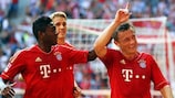 Ivica Olić (à direnta) festeja após apontar o quinto golo do Bayern frente ao Hamburgo