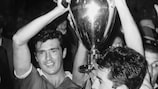 Жозе Агуаш поднимает Кубок чемпионов после победы "Бенфики" в сезоне 1960/61