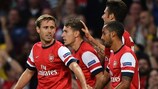 Aaron Ramsey recebe as felicitações dos colegas de equipas do Arsenal após inaugurar o marcador