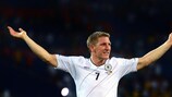 Bastian Schweinsteiger festeja a vitória da Alemanha sobre a Holanda, no UEFA EURO 2012
