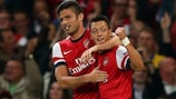 Mesut Özil (derecha) y Olivier Giroud han brillado con el Arsenal en la fase de grupos