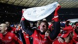 Thomas Müller avec le trophée de la Bundesliga mardi soir