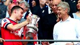 Thomas Vermaelen überreicht seinem Trainer Arsène Wenger den FA Cup