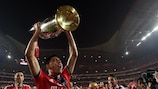Óscar Cardozo celebra uno de los dos títulos de la Liga portuguesa que ganó con el Benfica