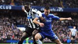 Mapou Yanga-Mbiwa in un duello in Premier League contro César Azpilicueta (Chelsea FC): l'AS Roma lo ha preso dal Newcastle United FC
