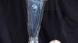 O troféu da UEFA Europa League e a bola dos jogos para 2014/15