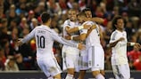 Karim Benzema cumprimentado por um golo ao Liverpool