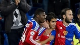 Derlis Gonzalez (centro) recibe las felicitaciones de sus compañeros tras el segundo gol del Basilea